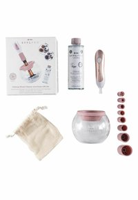 STYLPRO sminkborstrenare och torkset innehåller en genomskinlig skål med ett rosa lock, en flaska rengöringsmedel, en enhet, åtta silikonstorlekar och en nätpåse.