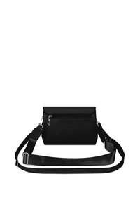 Černá kabelka přes rameno s geometrickým prošívaným vzorem, zipovým oddílem, nastavitelným popruhem a lesklými stříbrnými akcenty.