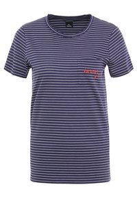 Námořnicky modré a bílé pruhované tričko z jemné bavlny. Obsahuje náprsní kapsu s červenou výšivkou. Klasický kulatý výstřih a krátké rukávy.
