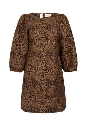 Bruine bloemen jacquard jurk met opgezette driekwartmouwen en een ronde halslijn, gelabeld "AAIKO."