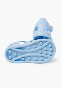 Svetlo modri plastični sandali z zaprtim peto, izrezljanim dizajnom in teksturiranim podplatom, ki vsebuje okrogle pikice za oprijem. Velikost 21 je označena na peti.