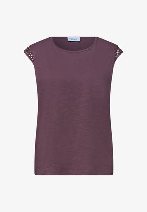 Ærmeløs lilla top med rund halsudskæring og hæklede blonder detaljer på skulderpuder, lavet af tekstureret stof.