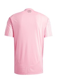 Lyserød sportsjersey med korte ærmer, der har en glat tekstur, rund hals og mesh-detaljer på skuldrene. "FRIHED TIL AT DRØMME" trykt på ryggen.