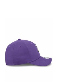 Cappello da baseball viola con visiera curva, dotato di un logo ricamato sul davanti e fori di ventilazione sulla corona.