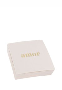 Caja de joyería cuadrada cerrada de color rosa claro con la palabra "amor" impresa en dorado en la tapa.