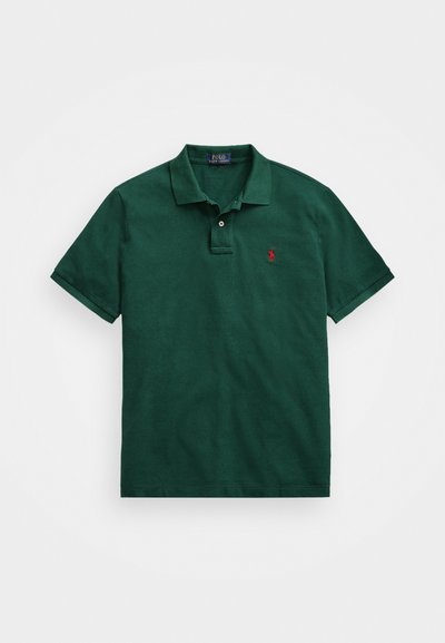 Roheline polo särk, mis on valmistatud tekstureeritud puuvillast, kaelusefrontiga, kahel nööbil ja väikese punase logoga, mis on brodeeritud vasakule rinnaosale.