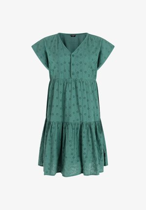 Vestito verde di cotone con maniche corte, scollo a V, tre bottoni, gonna a balze e motivo floreale a occhielli su tutta la superficie.