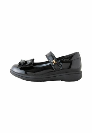 Pantofii Mary Jane din piele patent neagră au vârful rotund, o fundiță decorativă, curea ajustabilă și o talpă joasă din cauciuc pentru confort.