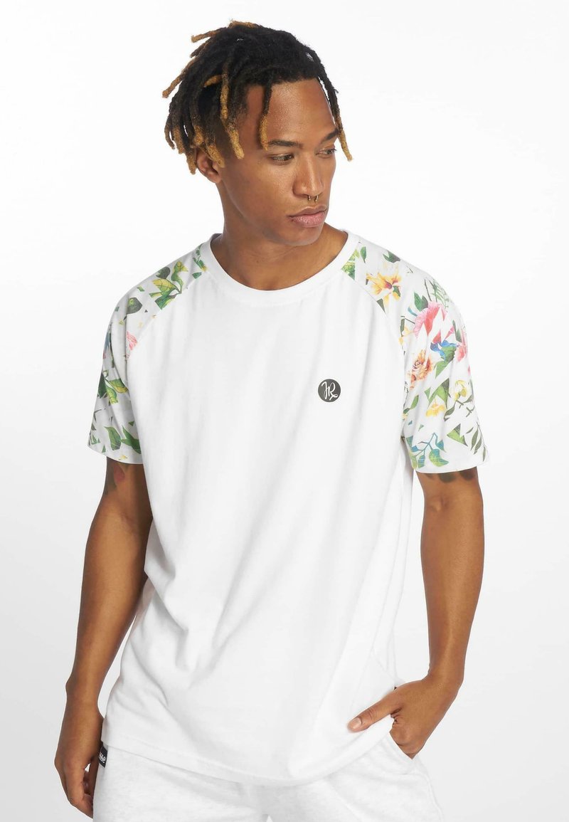 Hvit T-skjorte med blomsterdekorert kortermede. Har rund hals og en liten logo på fronten. Myk stoff med avslappet passform.