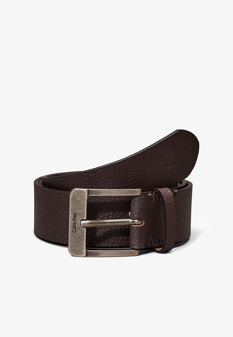 Brauner Leder-Gürtel mit strukturiertem Finish, ausgestattet mit einer silberfarbenen Metallschließe und einem kleinen, auf das Leder geprägten Markenlogo.