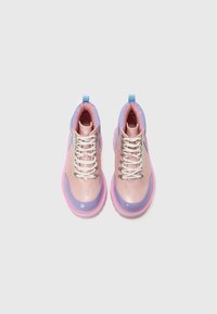 Różowe i fioletowe sneakersy typu high-top z błyszczącym wykończeniem, białymi sznurowadłami i masywną podeszwą. Posiadają metaliczne akcenty oraz wyściełany kołnierz.