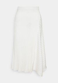 Bílé plisované sukně s asymetrickým lemem, s vertikální žebrovanou texturou a přiléhavým pasem. Hladká tkanina s mírným leskem.