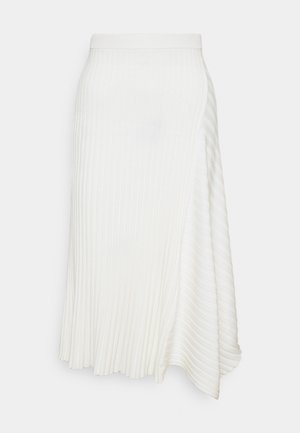 Jupe plissée blanche avec un ourlet asymétrique, présentant une texture côtelée verticale et une taille ajustée. Tissu lisse avec une légère brillance.