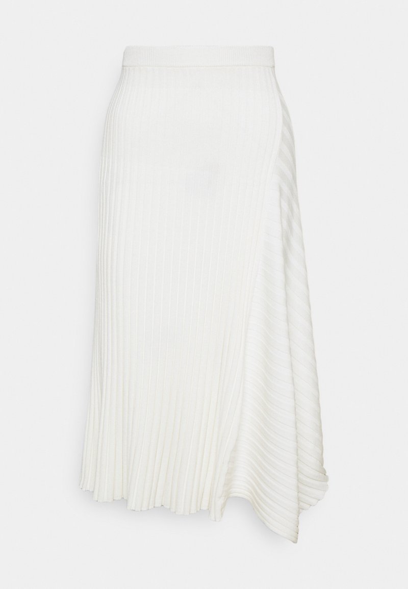 Bílé plisované sukně s asymetrickým lemem, s vertikální žebrovanou texturou a přiléhavým pasem. Hladká tkanina s mírným leskem.