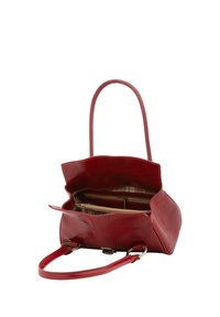 Borsa a tracolla rossa in pelle con una consistenza morbida, forma sagomata e manici doppi. L'interno presenta scomparti, inclusa una sezione con zip.