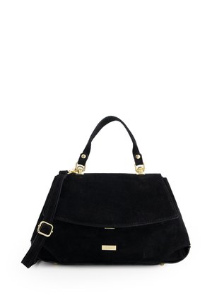 Sac à main en suede noir avec une forme structurée, des accents en métal doré, une poignée supérieure et une bandoulière réglable. Comprend un rabat pliable.