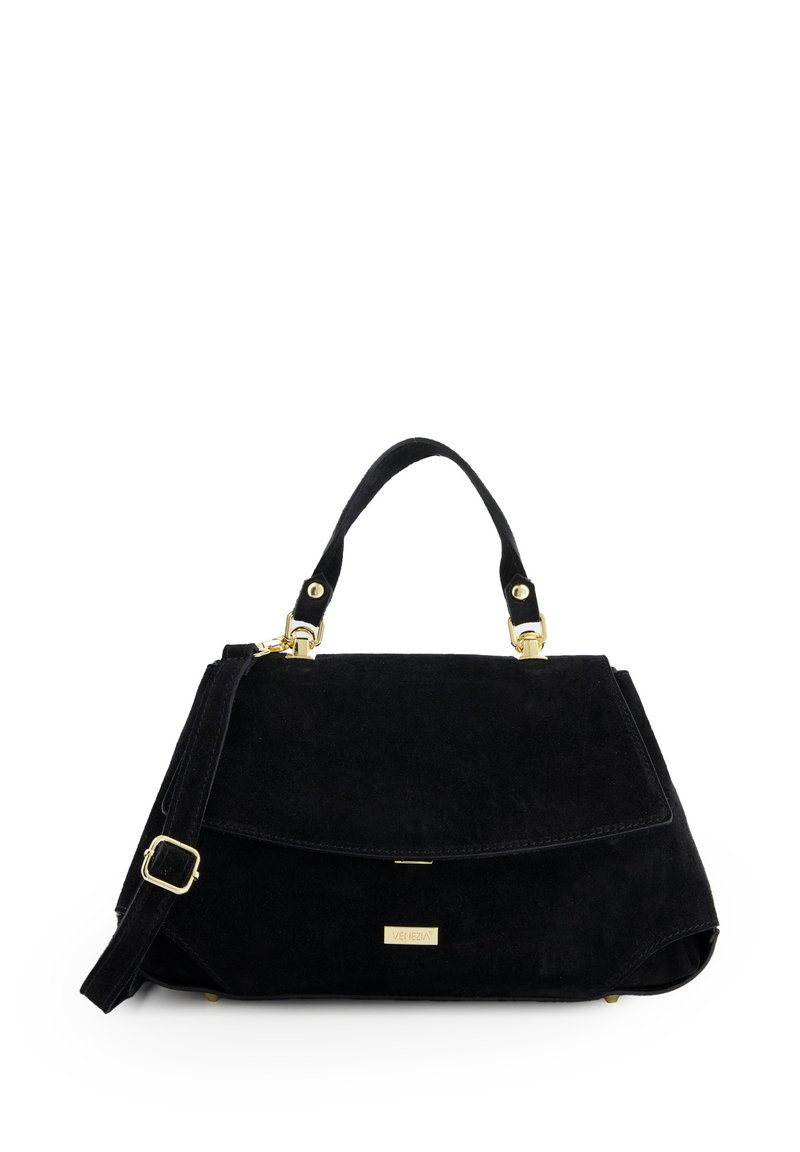 Sac à main en suede noir avec une forme structurée, des accents en métal doré, une poignée supérieure et une bandoulière réglable. Comprend un rabat pliable.
