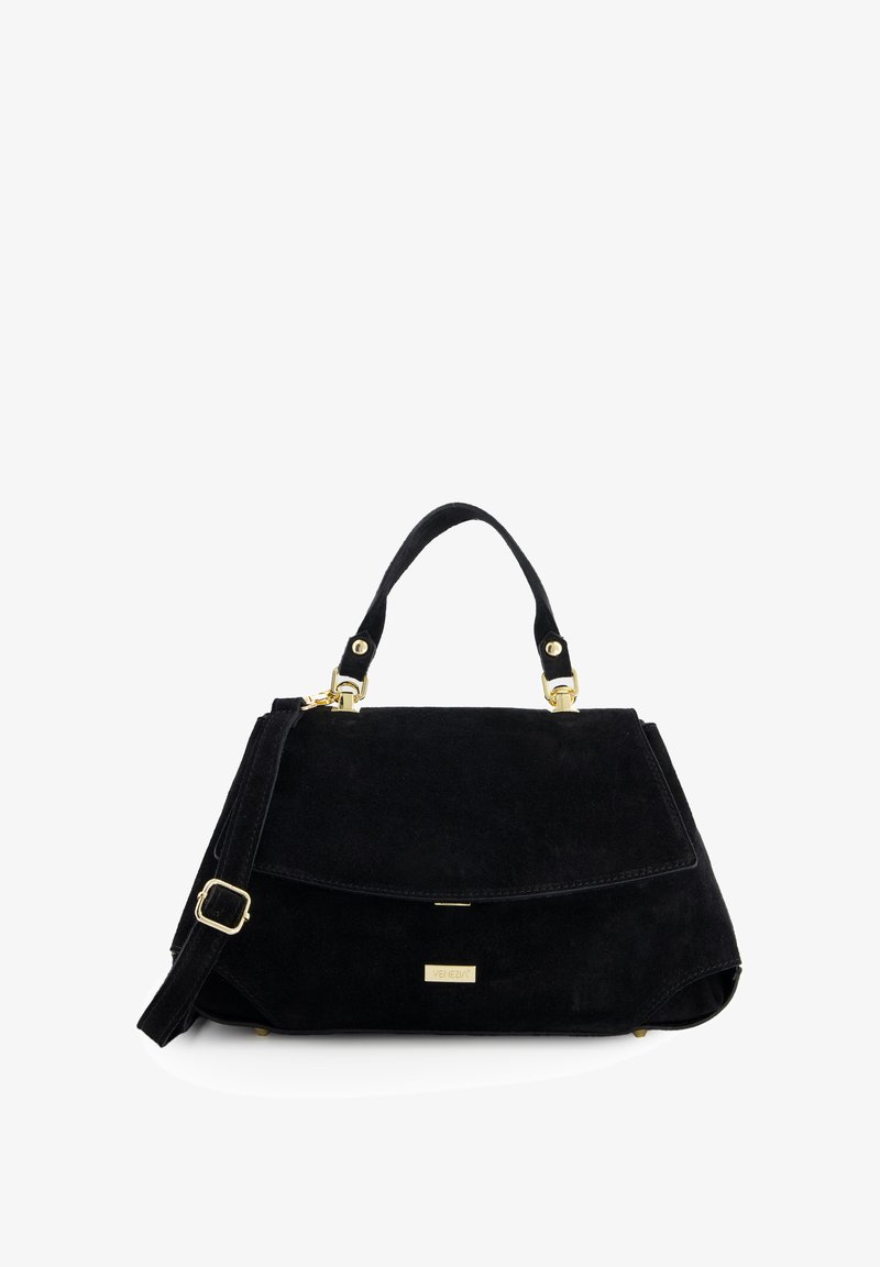 Sac à main en suede noir avec une forme structurée, des accents en métal doré, une poignée supérieure et une bandoulière réglable. Comprend un rabat pliable.