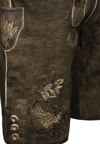 Pantalones cortos de cuero marrón con bordados ornamentales y tres botones decorativos en el lateral. Acabado texturizado con un patrón floral detallado.