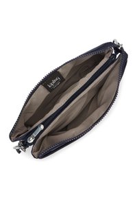 Kipling-väska i marinblå nylon med dubbla dragkedjefack; insidan har en ljusbeige tygfoder och ett varumärkesmärke. Slät textur.