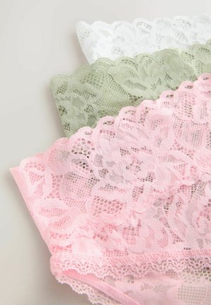 Stivă de trei bralete din dantelă în alb, verde salvie și roz pal, prezentând modele florale și margini ondulate pe un fundal neutru.