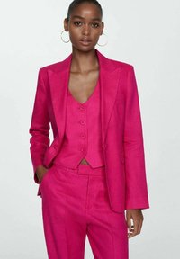 Costum trei piese fucsia, compus dintr-un sacou, vestă cu nasturi și pantaloni tailorizați. Textură netedă și croială modernă.