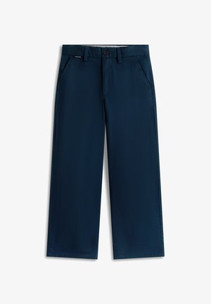 Pantaloni bleumarin cu picioare drepte, închidere cu nasturi, bucle pentru curea, buzunare laterale și o mică etichetă cu brand pe buzunarul din dreapta.