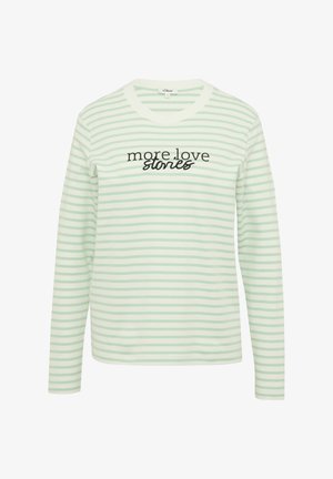 Pitkähiha shirt vaaleanvihreillä ja valkoisilla vaakaraidoilla, jossa on edessä mustalla tekstillä "more love stories".