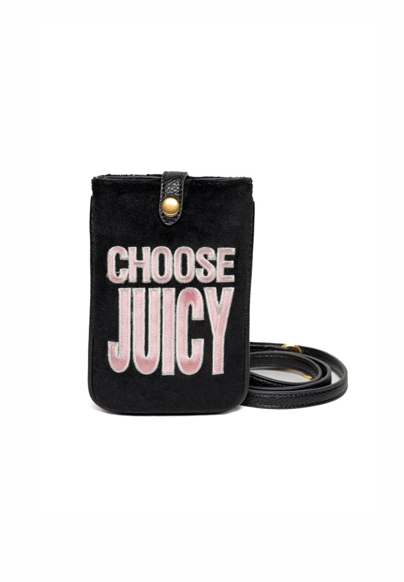Schwarze Stoff-Umhängetasche mit "CHOOSE JUICY" in Pink gestickt. Verfügt über einen Druckknopfverschluss und einen langen, schwarzen Riemen. Glatte und weiche Textur.