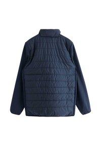Giacca imbottita blu navy con collo a risvolto, caratterizzata da pannelli trapuntati orizzontali sulla schiena e maniche lunghe.