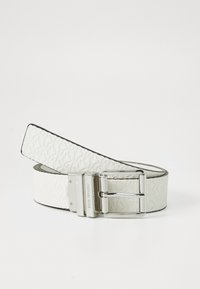 Bijela pojas s reljefnim geometrijskim uzorkom, koja sadrži elegantnu srebrnu metalnu kopču i glatku teksturiranu površinu.