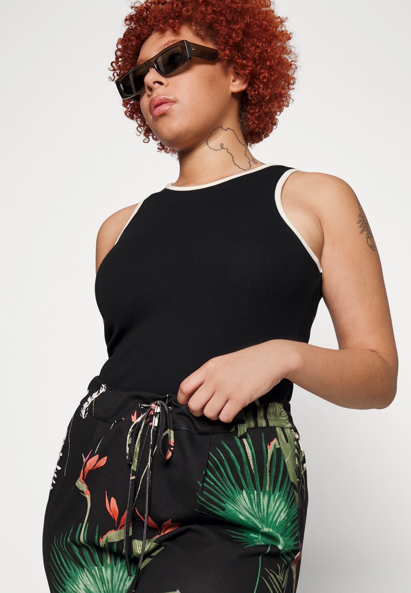 Damen T-Shirts | ONLY Carmakoma CARFENJI CONTRAST Top black/cloud dancer/schwarz - XT43835 Damen T-Shirts | ONLY Carmakoma CARFENJI CONTRAST Top black/cloud dancer/schwarz - XT43835