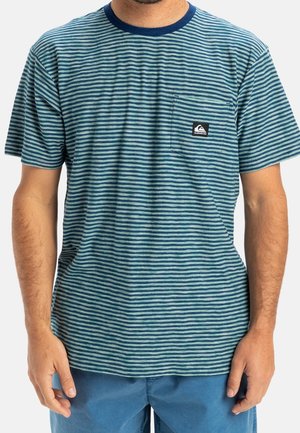 Gestreiftes T-Shirt in Blau- und Grüntönen mit kurzen Ärmeln, Rundhalsausschnitt und einer Brusttasche mit kleinem Logopatch.