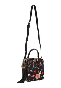 Geantă pătrat neagră cu imprimeuri grafice colorate, accente de metal auriu, curea de umăr detașabilă și mânere superioare. Include un detaliu cu ciucure.