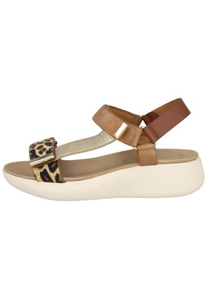 Sandalia beige y marrón con suela blanca gruesa, tira con estampado de leopardo en los dedos y tira ajustable en el tobillo con detalle metálico.