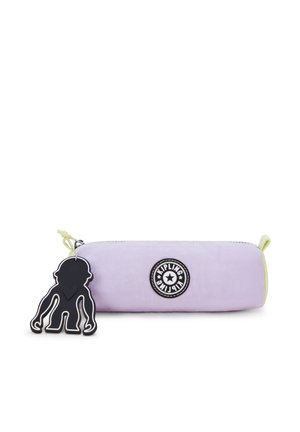 Astuccio viola con una superficie liscia, etichetta con logo nera e chiusura a zip; dotato di un portachiavi con una scimmia nera attaccata.