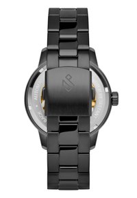 Svart metallklokke har et glatt, blankt armbånd, en børstet lås med inngravert logo og en gjennomsiktig bakside som avslører tannhjul.