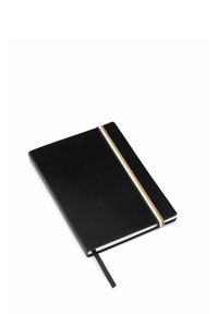 Carnet à couverture rigide noire avec un élastique aux rayures blanches et dorées, signet en ruban noir attaché, "BOSS" embossé dans un coin de la couverture.