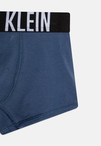 Boxer da uomo in un mix di cotone blu scuro, con una vita nera decorata da lettering bianco "KLEIN" e cuciture piatte per il massimo comfort.