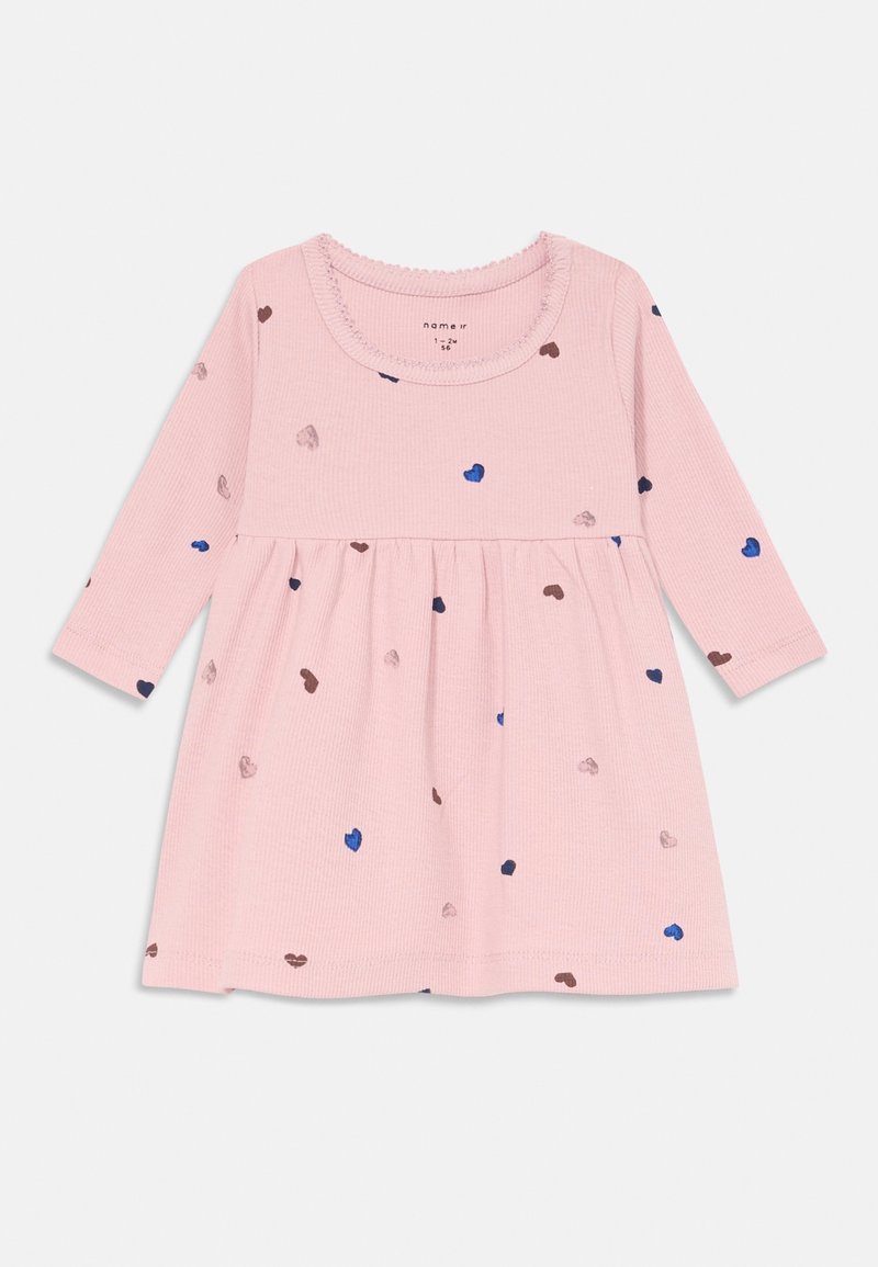 Robe bébé rose à manches longues avec des petits cœurs bleus, marron et rose clair dispersés et un détail froncé à la taille.