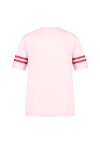 Roze T-shirt met korte mouwen en een ronde hals, voorzien van twee bordeauxrode horizontale strepen op elke mouw, gemaakt van zachte katoen.