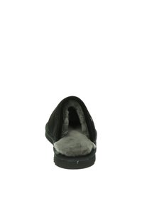 Zwarte binnenslipper van stof, met een grijze pluche voering en een vlakke zwarte zool. Open achterkant voor gemakkelijk aan- en uittrekken.