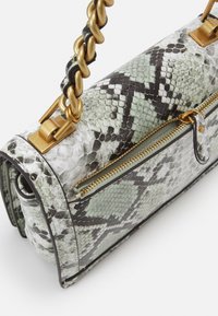 Zeleno-černá hadí taška se zlatým řetízkem, obsahující zipový uzávěr a kovové detaily. Texturovaný povrch s geometrickým vzorem.