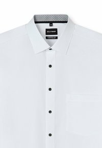 Weißes Hemd, zum Knöpfen, mit klassischem Kragen. Schwarze Knöpfe und ein gemustertes Innenkragen-Detail. Verfügt über eine Brusttasche.