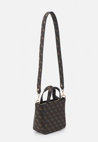 Borsa in tessuto nero con motivo logo dorato, manici corti e tracolla lunga regolabile. Presenta una chiusura con zip e dettagli in metallo dorato.