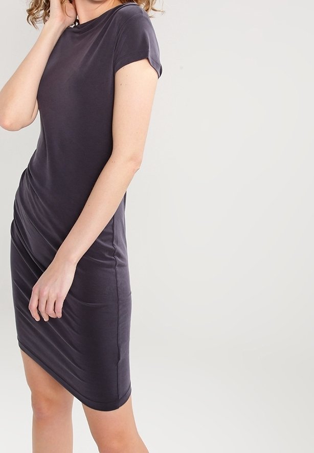 Czarna szara dopasowana sukienka z krótkimi rękawami, miękka tkanina, okrągły dekolt i subtelne drapowanie z boku. Długość do połowy uda.