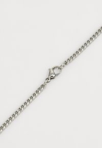Collana in metallo argento con maglie intrecciate e chiusura a moschettone sicura. Texture liscia, finitura lucida e larghezza uniforme.