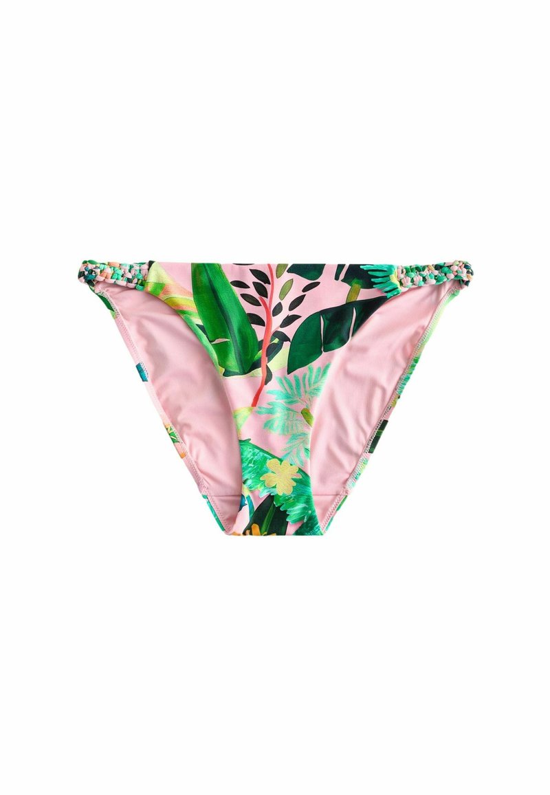 Pink bikiniunderdele med grøn tropisk blad- og blomsterprint, med flettede sideremme, lagt fladt på en hvid baggrund.