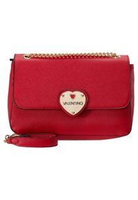 Borsa a mano rossa in pelle con tracolla in catena dorata, placca con logo a forma di cuore, superficie liscia e chiusura a patta. Presenta una tracolla removibile.