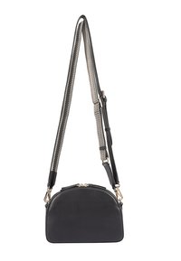 Zwarte leren crossbodytas met een afgeronde bovenkant, gouden ritsen en een grijze, patroonriem die in lengte verstelbaar is. Soepele textuur en minimalistisch ontwerp.